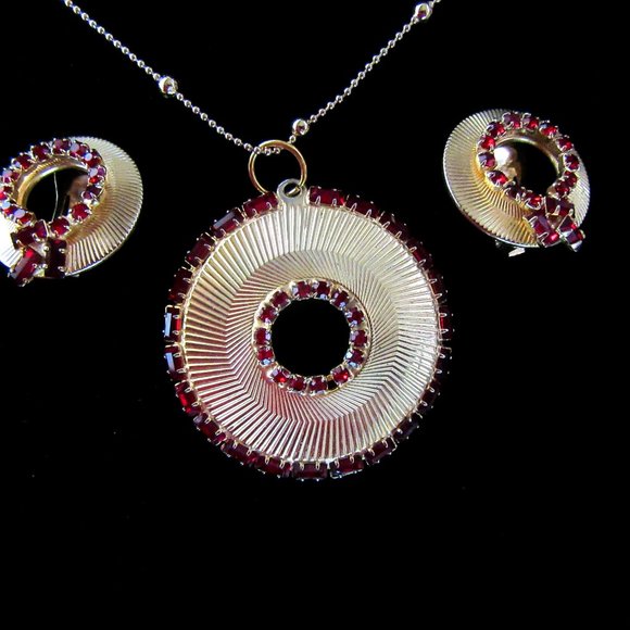 Vintage red rhinestone circle wreath pendant & clip on earring set - Picture 3 of 9